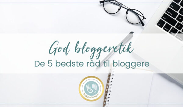 bloggerens skrivebord med brille, noter, pen, laptop og teksten god bloggeretik
