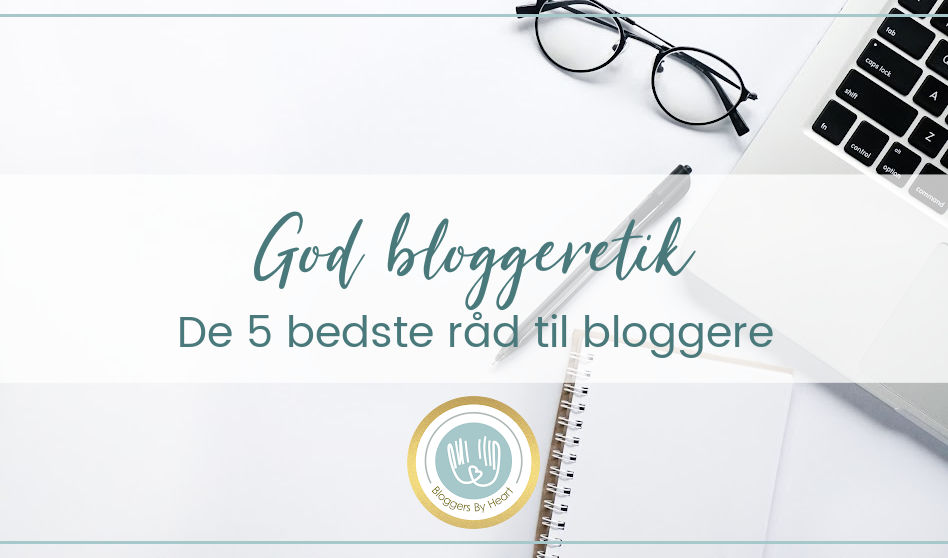 bloggerens skrivebord med brille, noter, pen, laptop og teksten god blogger etik