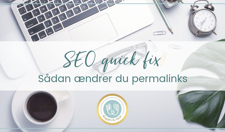 bloggerens skrivebord med kaffe, ur, bærbar og teksten seo quick fix - sådan ændrer du permalinks