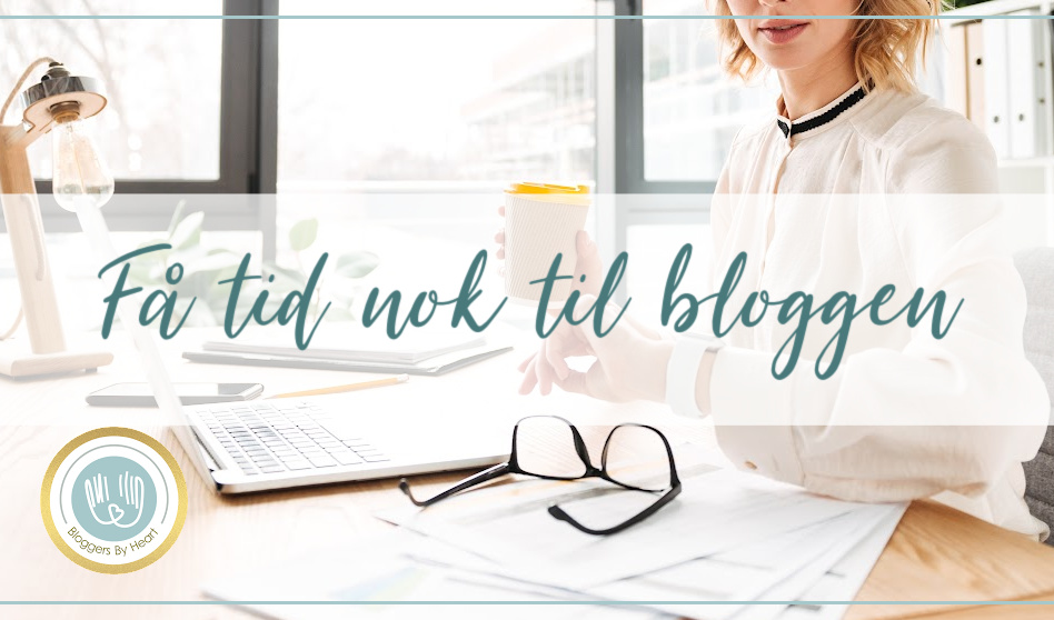 Blogger sidder ved sin bærbar og kigger på sit ur. Hun tænker på, hvordan hun kan få mere tid til sin blog.