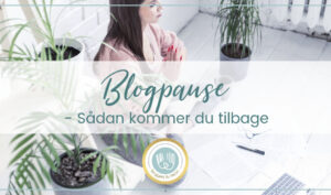 blogger holder en pause med yoga og sin bærbare computer