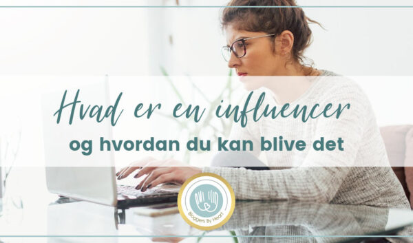 kvindelig blogger vil gerne være influencer. Arbejder fra sin bærbar på et lyst kontor