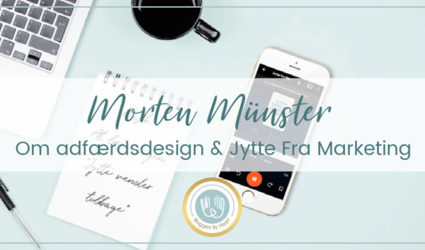 Skrivebord med notesblok og iphone med mofibo, hvor jytte fra marketing bliver afspillet