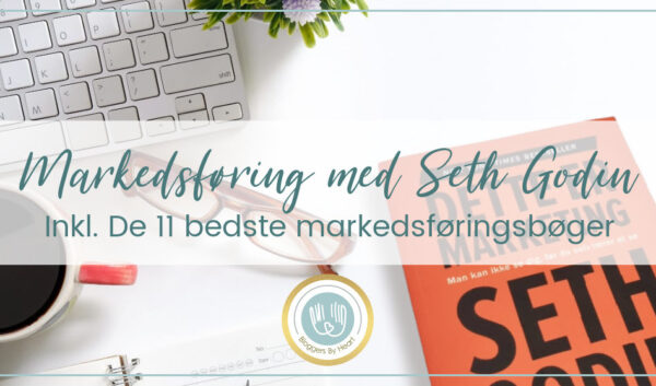 skrivebord med bogen Dette er marketing af seth godin. Ved siden af står en kop kaffe, en notesbog og et tastatur.