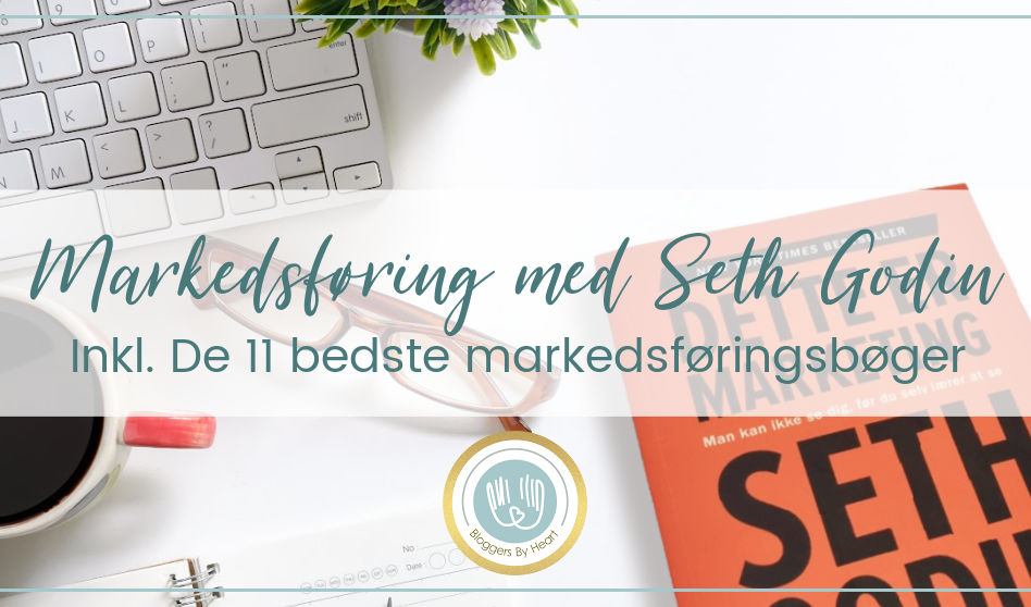 skrivebord med bogen Dette er marketing af seth godin. Ved siden af står en kop kaffe, en notesbog og et tastatur.