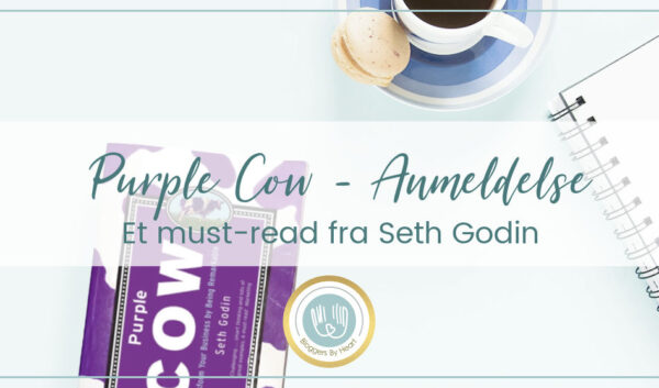 markedsføringsbog purple cow af seth godin ligger på et bord med kaffe, kage og en notesblok