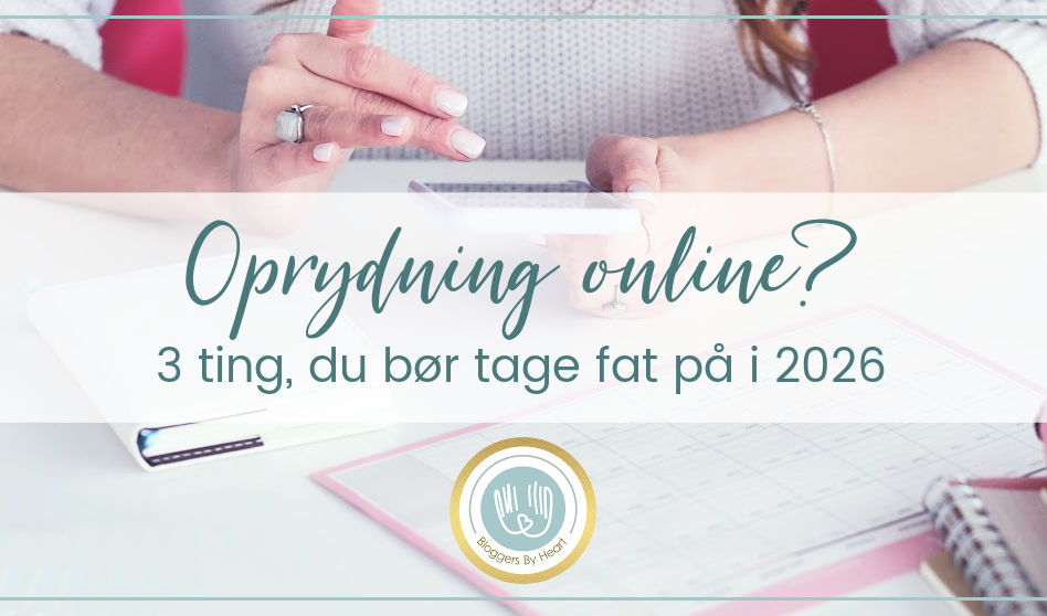 blogger planlægger sin oprydning online. Hun sidder med sin telefon og med sin kalender foran sig.